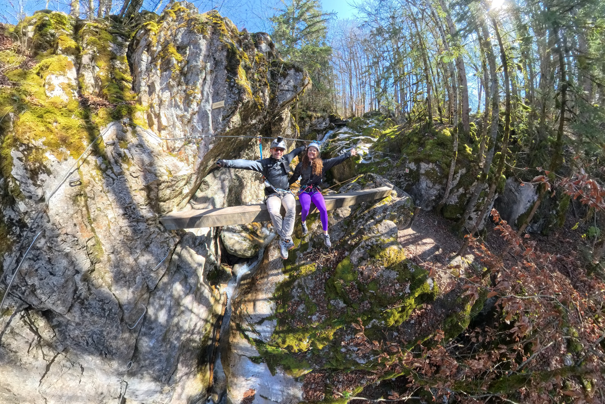 Parcours ludique avec de nombreuses poutres sur la cascade des Nants