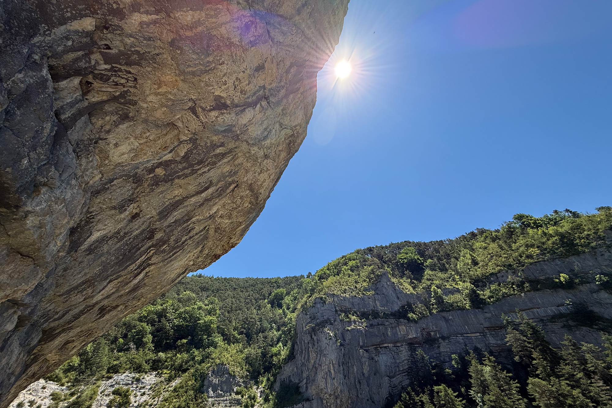 Grande casquette rocheuse sur la Via Ferrata des Gorges d'Agnielles 