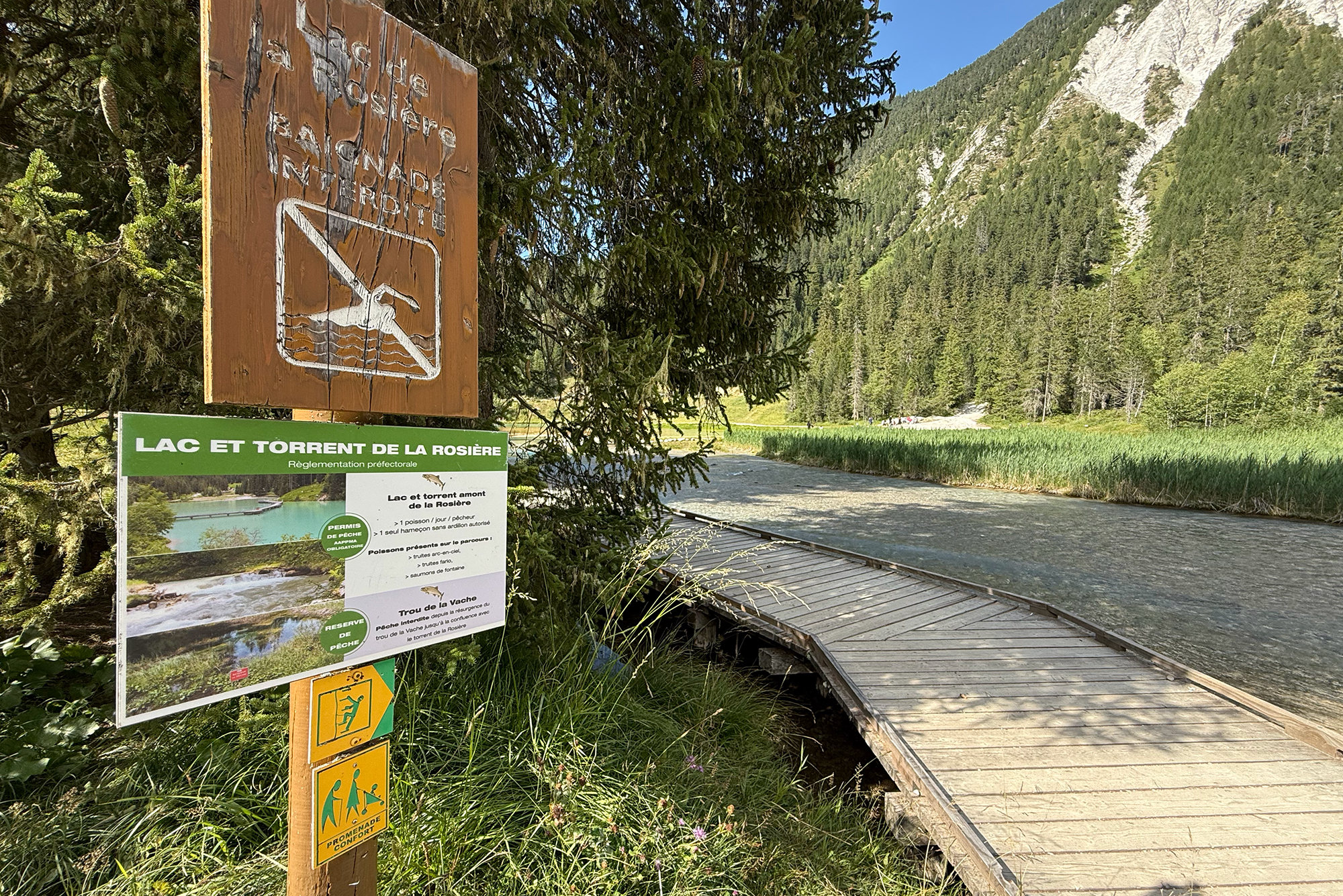 Chemin d'approche pour rejoindre le départ de la Via Ferrata du Lac de la Rosière