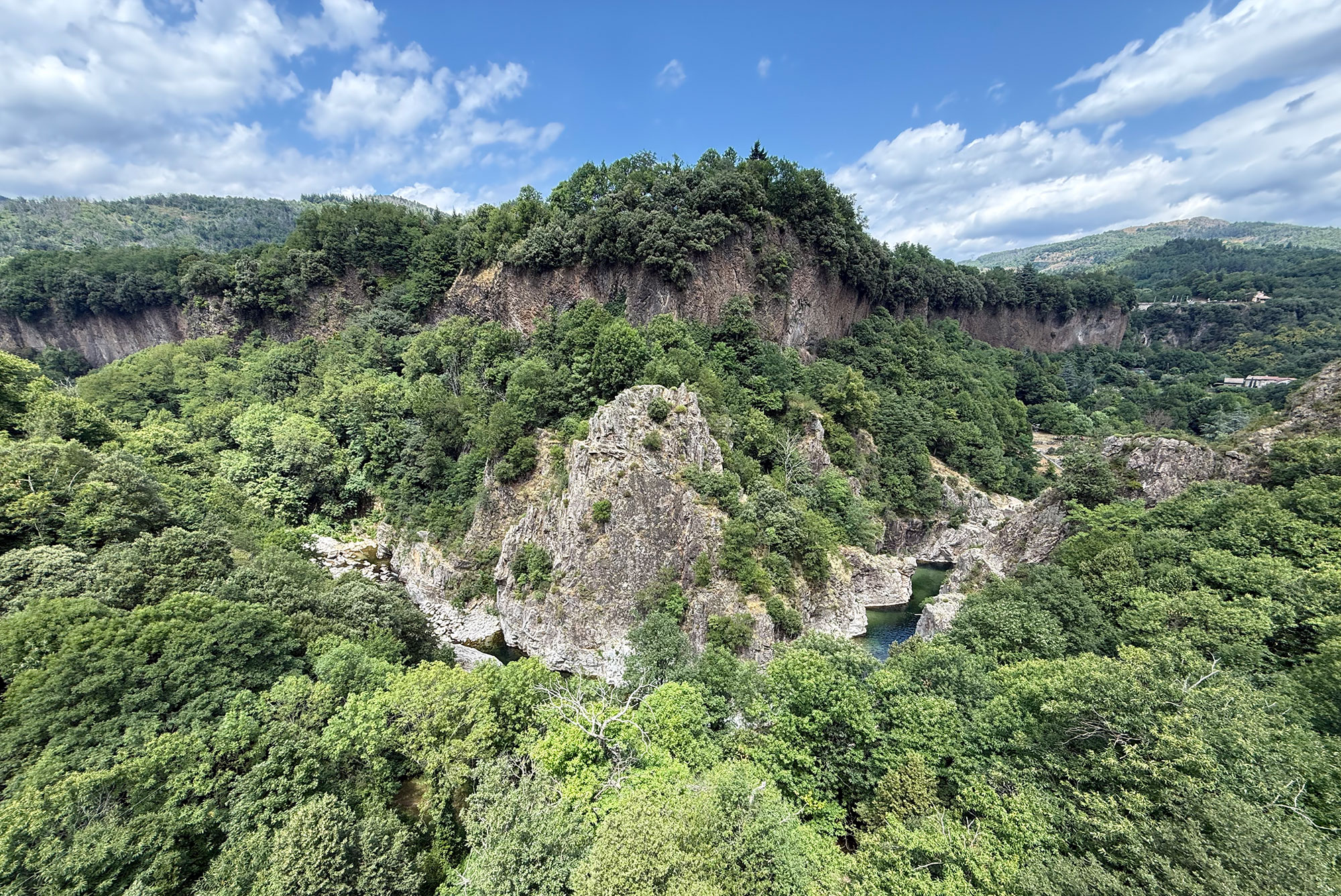 Vue dégagée sur les Gorges de l'Ardèche