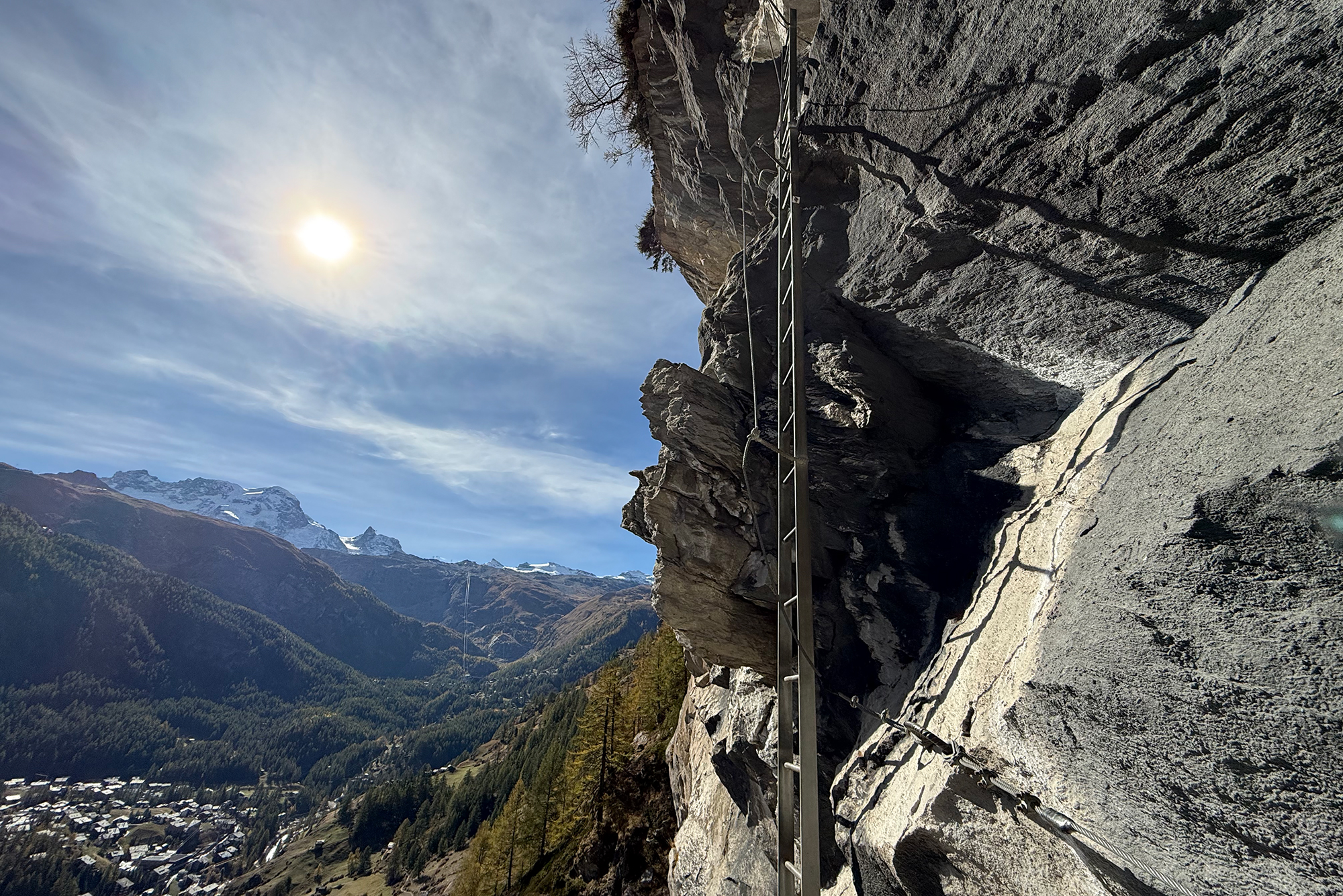 Échelle descendante sur la Route B de la Via Ferrata Schweifinen