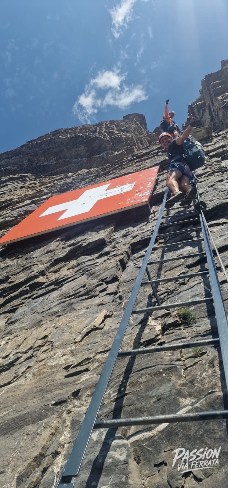 La fameuse Dauberhorn ! Une via d’exception par sa longueur.. quel sensation d’être à côté de ce drapeau suisse 🇨🇭 accroché à la paroi avec cette vue incroyable sur Leukerbad