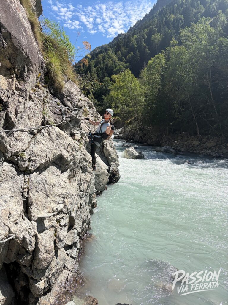 Magnifique via qui longe une rivière bleue turquoise. La vue est à couper le souffle ! 🩵 pas mal de prises naturelles