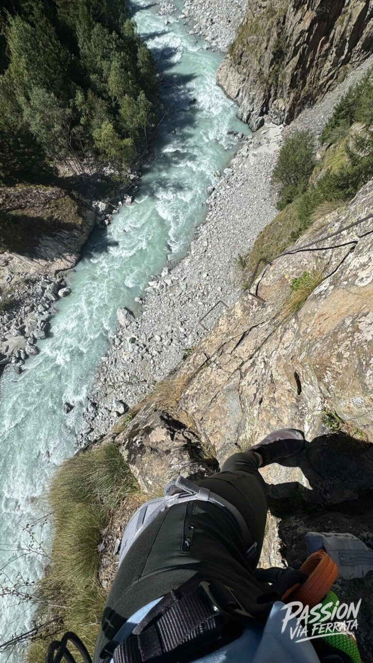 Magnifique via qui longe une rivière bleue turquoise. La vue est à couper le souffle ! 🩵 pas mal de prises naturelles