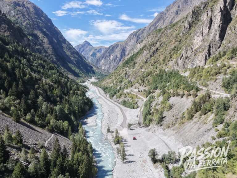 Magnifique via qui longe une rivière bleue turquoise. La vue est à couper le souffle ! 🩵 pas mal de prises naturelles