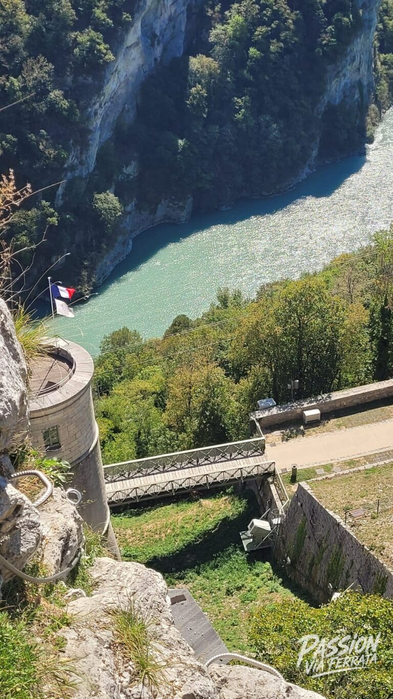Jolie via avec vue sur le Rhône 
Pas de grandes difficultés, juste rester attentif sur les quelques passages plus techniques