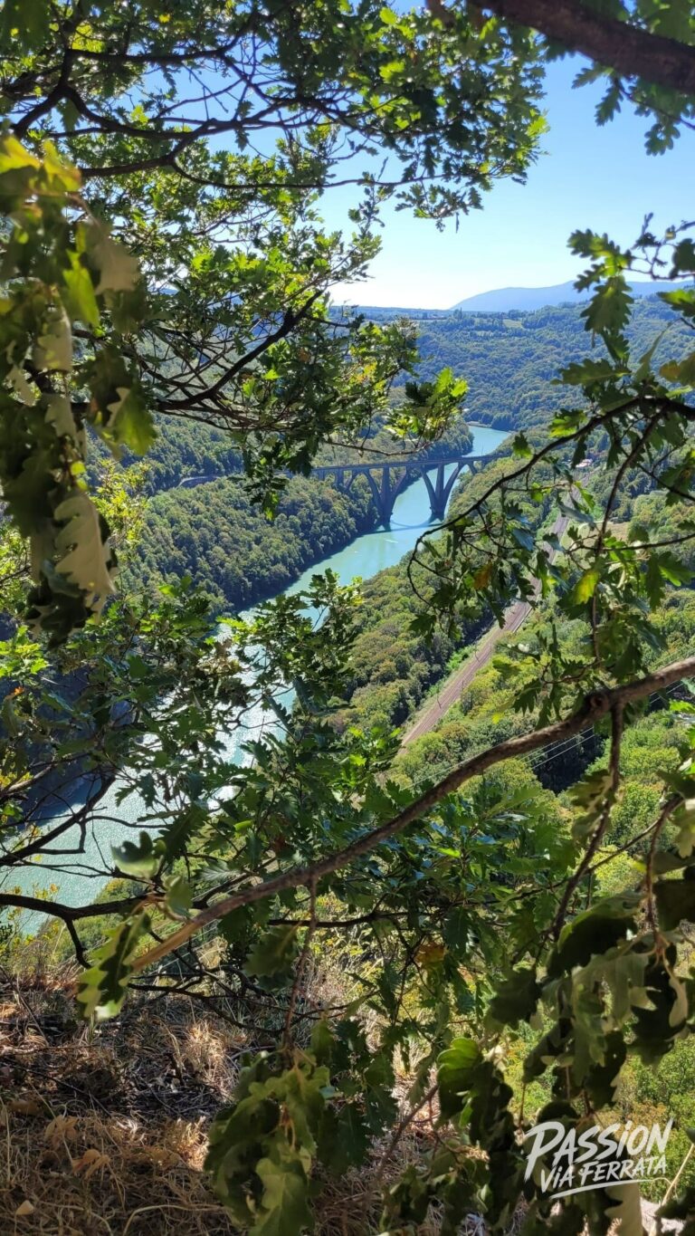 Jolie via avec vue sur le Rhône 
Pas de grandes difficultés, juste rester attentif sur les quelques passages plus techniques