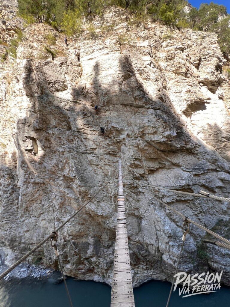 Via Ferrata sympa mais beaucoup de descente au début. Mieux vaut faire cette via en fin d'après midi pour ne pas être en plein soleil sur le reste des vias qui s'enchaînent.