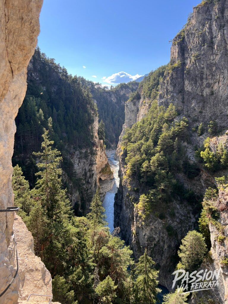 Via Ferrata sympa mais beaucoup de descente au début. Mieux vaut faire cette via en fin d'après midi pour ne pas être en plein soleil sur le reste des vias qui s'enchaînent.